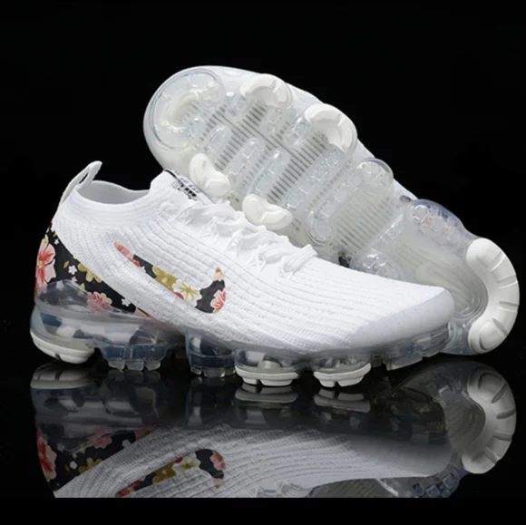 Women Nike air vapormax white sneakers - Picture 6 of 8